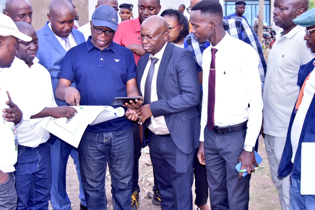 RTNBurundi's tweet photo. Le ministre de @MielsBurundi @Capt_Dukundane en compagnie avec les partenaires financiers au projet de logements sociaux @bhbburundi et @CRDBbankBurundi effectue une visite au site #SOCARTI de Kamenge en @MairieBuja qui va abriter le 1er lot des logements sociaux. https://t.co/5WH1qbuFRi