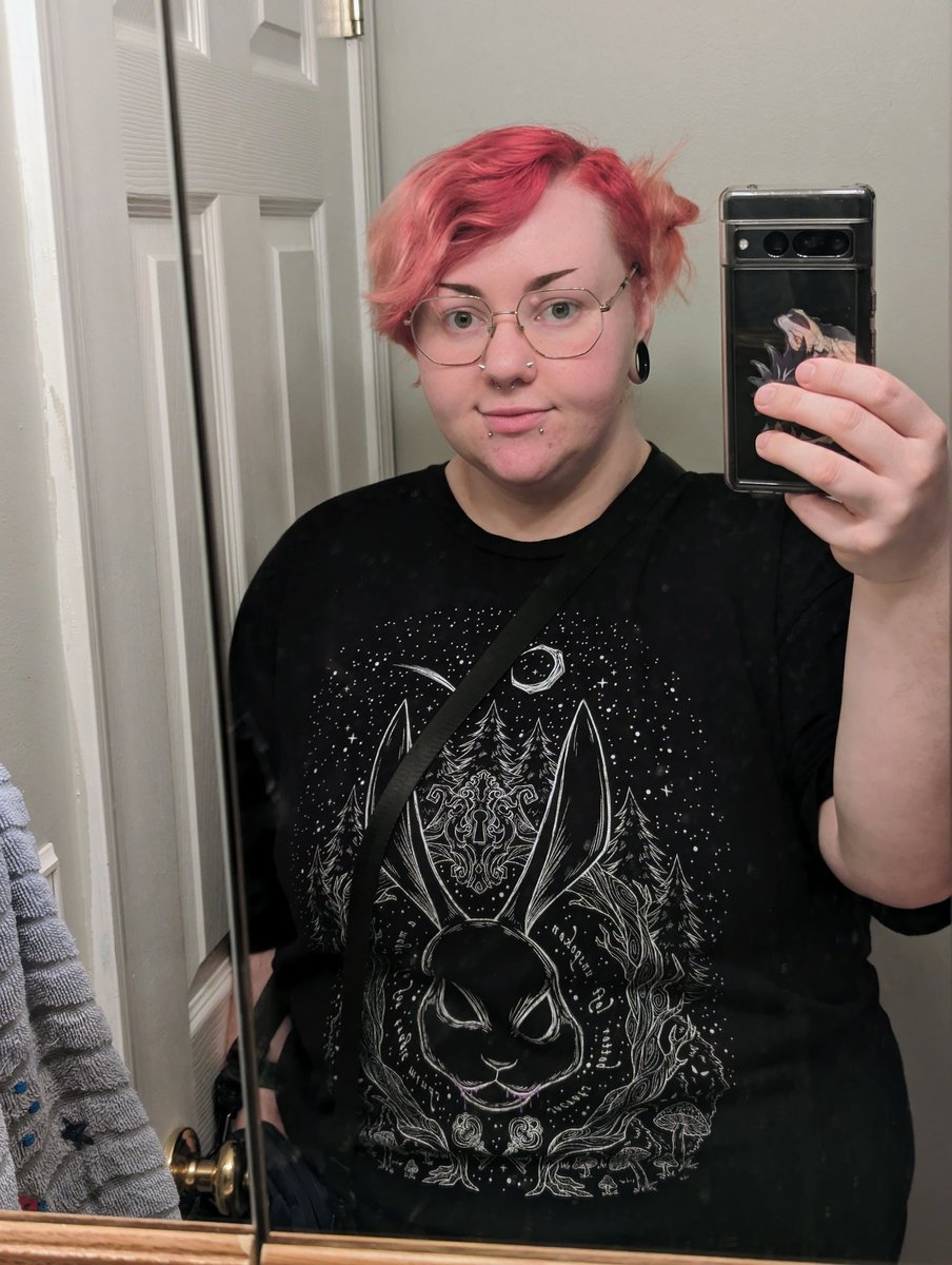 big shirt small pants is the best combo for comfort 

#emo #alt #enby #weeb #chubby #thebirthdaymassacre #spacebuns