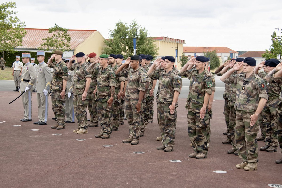 ENSOAOfficiel's tweet photo. Félicitations aux 1️⃣2️⃣0️⃣ stagiaires réservistes qui ont obtenu leur grade de sergent ou de maréchal-des-logis à l’issue de leur formation👌
Bienvenue dans la grande famille des sous-officiers de l’@armeedeterre 🤗
Infos sur la #RéserveOpérationnelle 👉 https://t.co/iol4R5HEW1 https://t.co/1TCt2udgbp