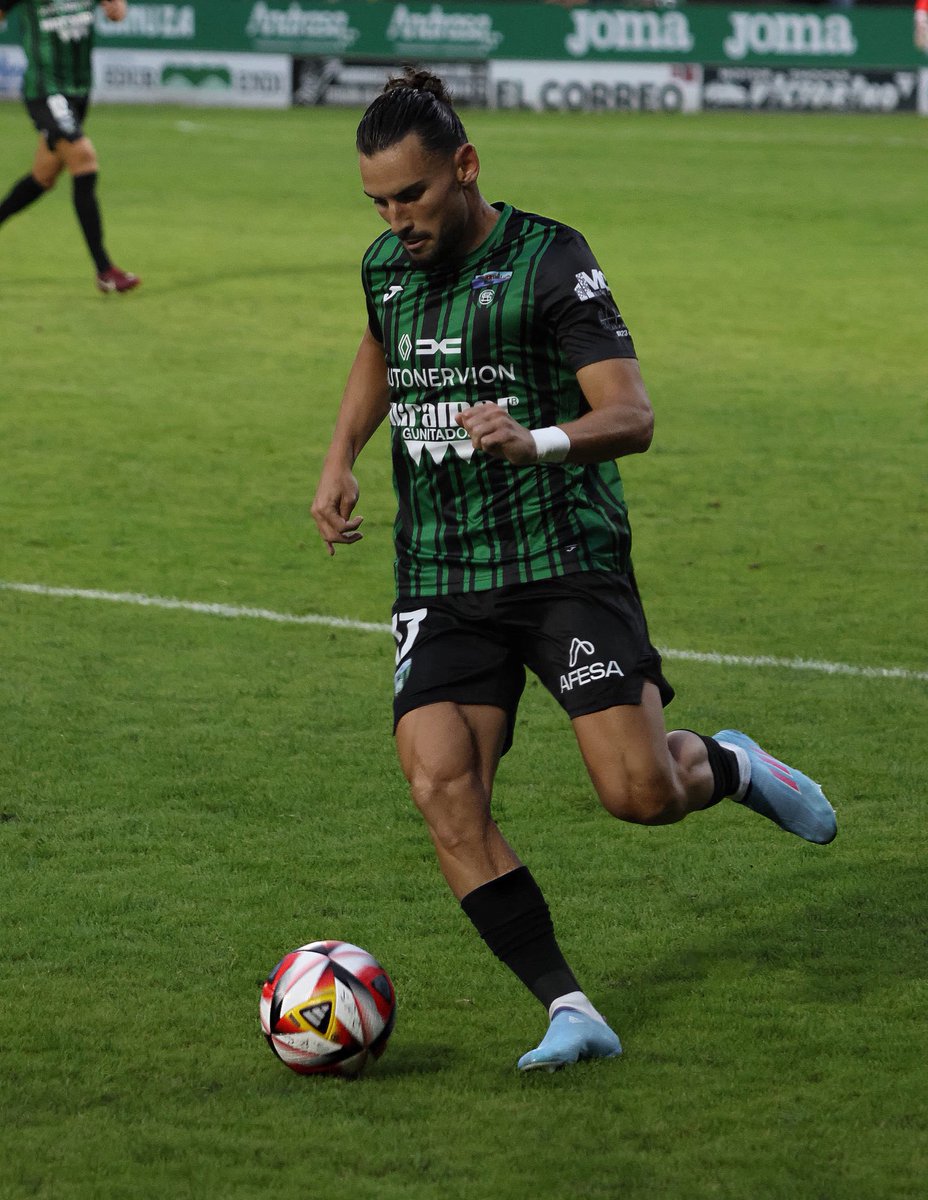 RubenLobatoo's tweet photo. Esto acaba de empezar. Gracias por el empuje y el apoyo espectacular ayer en el estadio 👏🏼 corregir y mejorar 🟢⚫️ @SestaoRC  📸 @laiene_11 https://t.co/LUwinjLjKe