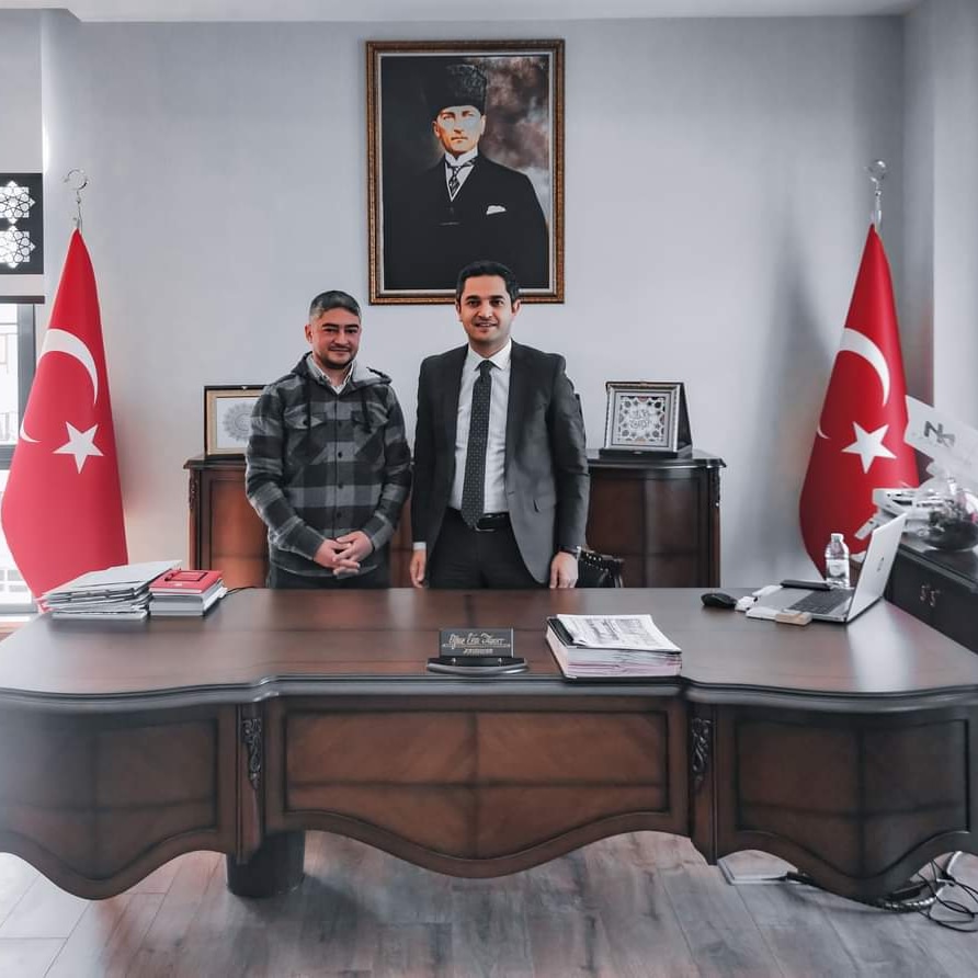 Bıraktığı hoş bir seda ile Karapınar halkının gönlünde taht kuran, son kararname ile Konya ili Eregli Kaymakamlığına atanan ağabey dost, kardeş, kaymakamım <a href="/oguzcemmurat/">Oğuz Cem Murat</a>  
Ailesiyle birlikte Yeni görevinde başarılar diliyorum.
Yolun ve bahtın açık olsun  kaymakamım 🙏 🤲