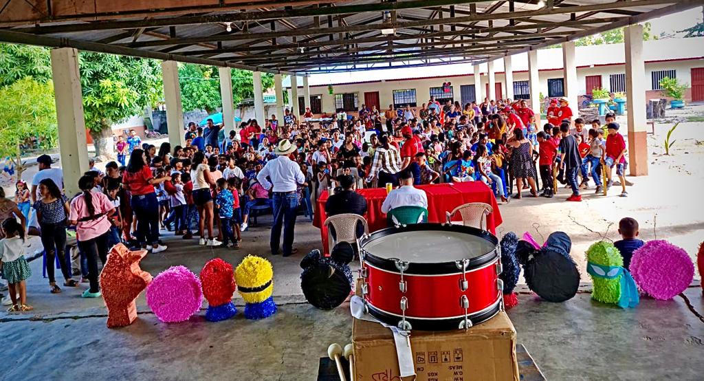 BancadaLibre's tweet photo. El diputado @EduardoDiazHn, llegó a los excampos bananeros, específicamente a la comunidad de Urraco Pueblo, El Progreso, Yoro, para continuar llevando alegría a las y los niños en el marco de la celebración del Día del Niño. https://t.co/FUmBkHmq5O