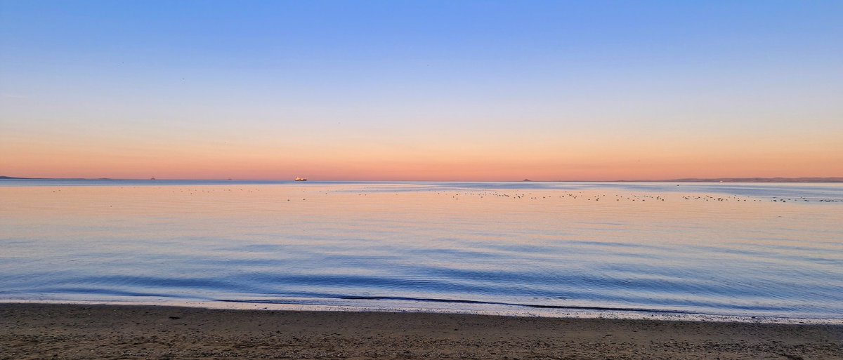 Returning to Twitter for a sec to share a pic of Kirkcaldy beach this evening 🏖️