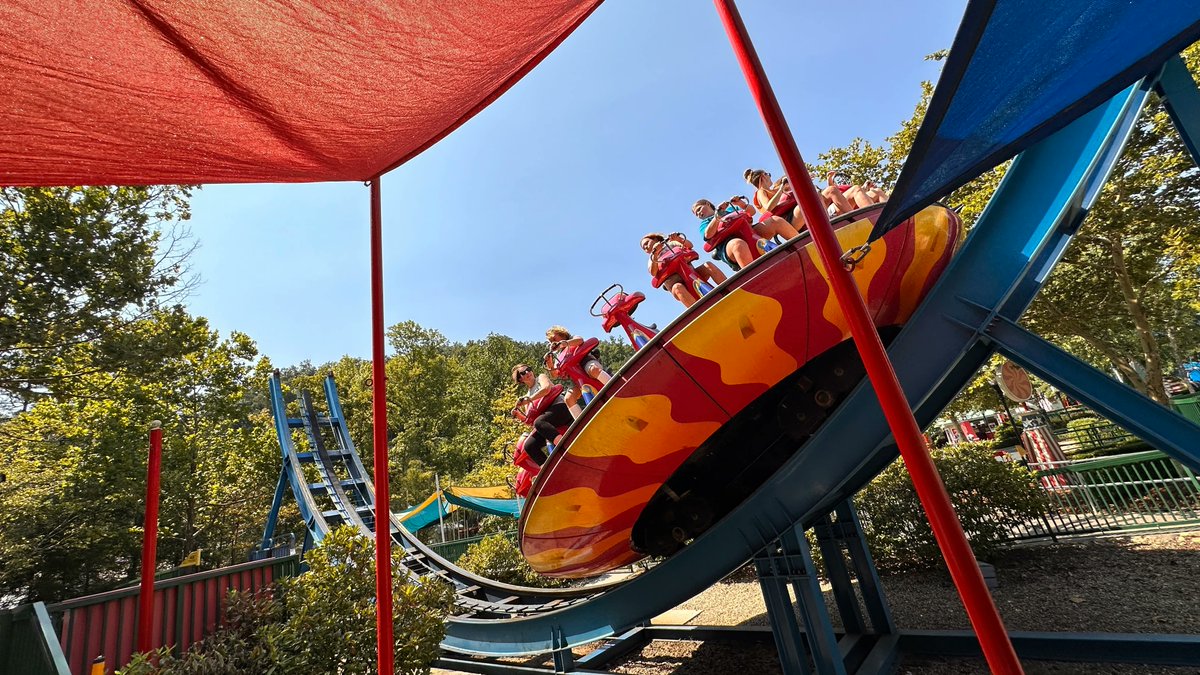 DollywoodP's tweet photo. Next, I sauntered over to the #DizzyDisk on my #DollywoodWalkabout (I had to resist the Lemon Twist teacup ride as I can't spin them fast enough with the not-completely healed arm!) and rode my first ride of the day. https://t.co/oJj5yyc99e