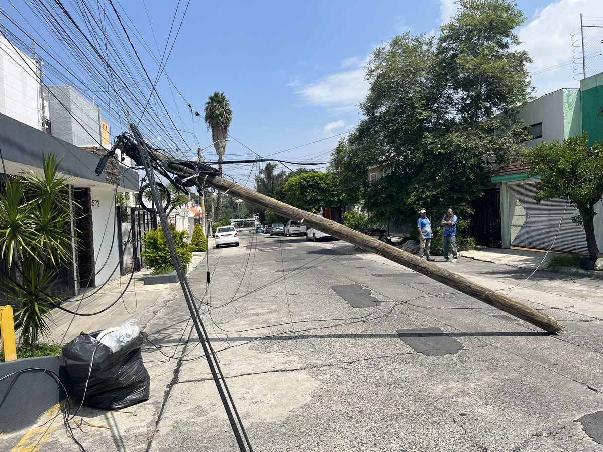 millan_adaly's tweet photo. Nos ayudan a encontrar a este chofer sin escrúpulos, tiro un par de postes y corrió @Trafico_ZMG 
Luis Manuel rojas cruce con cuenca 
@CFE_Contigo 
Tenemos vecinos sin luz https://t.co/1htY75T7PD