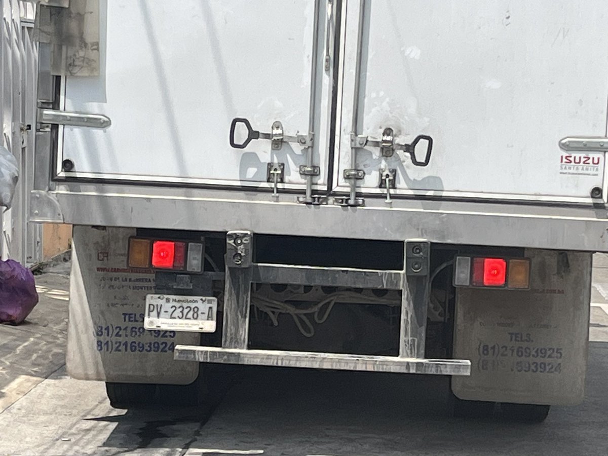millan_adaly's tweet photo. Nos ayudan a encontrar a este chofer sin escrúpulos, tiro un par de postes y corrió @Trafico_ZMG 
Luis Manuel rojas cruce con cuenca 
@CFE_Contigo 
Tenemos vecinos sin luz https://t.co/1htY75T7PD