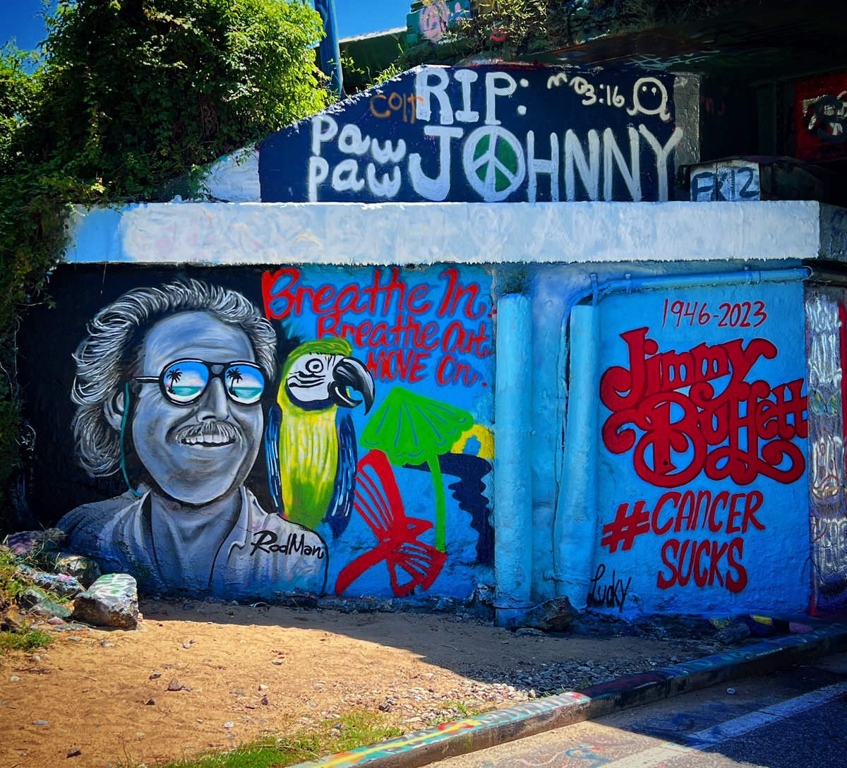onlyinpensacola's tweet photo. 🦜#buffettmuralpensacola Breathe in, Breathe out, Move on. #ripjimmybuffett #cancersucks #thegraffitibridge #rodmanvisions #lucky https://t.co/WRVCBmsjuR