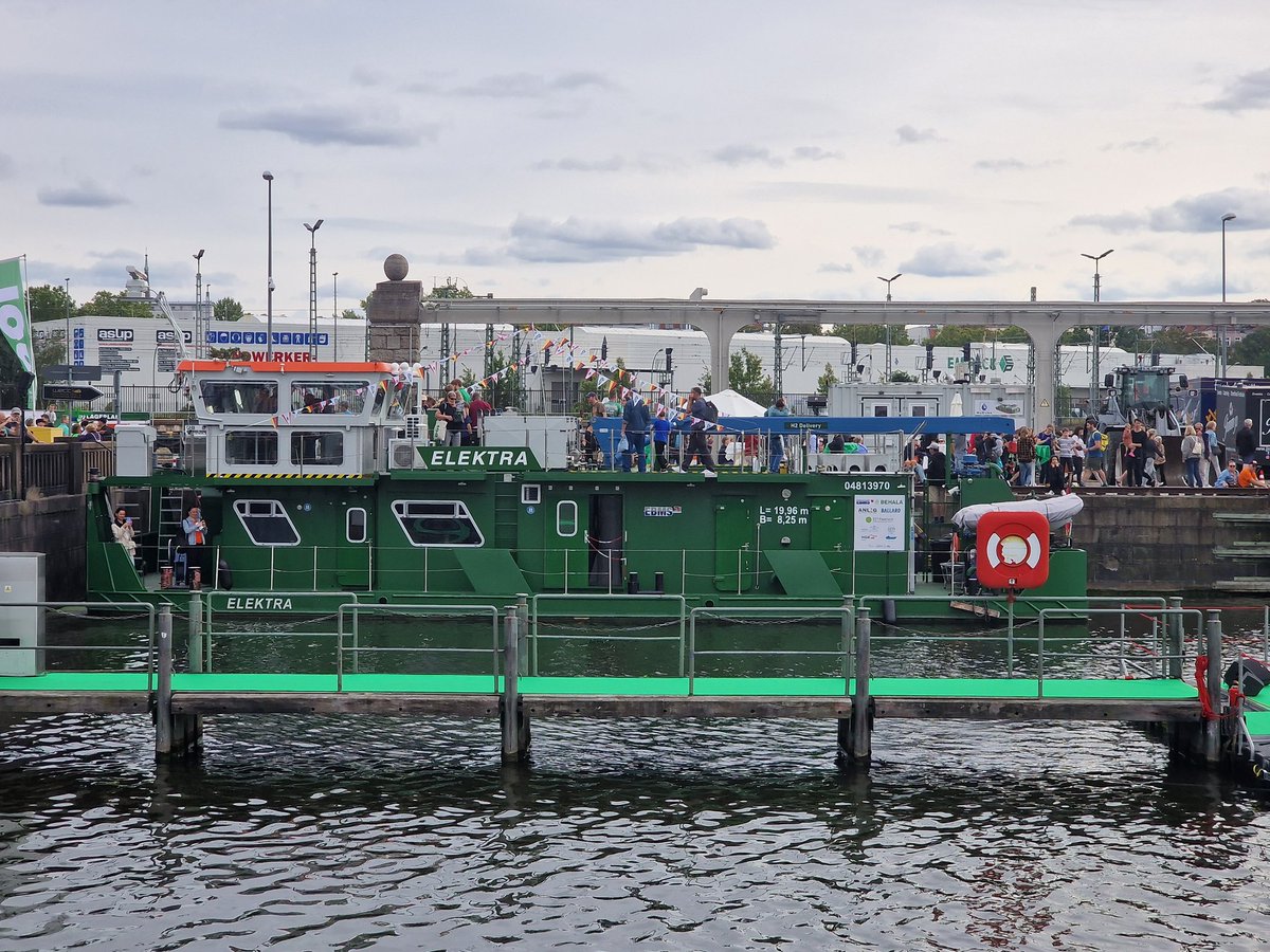 #schubschiff #elektra mit #wasserstoffantrieb auf dem #hafenfest #100jahre #westhafen