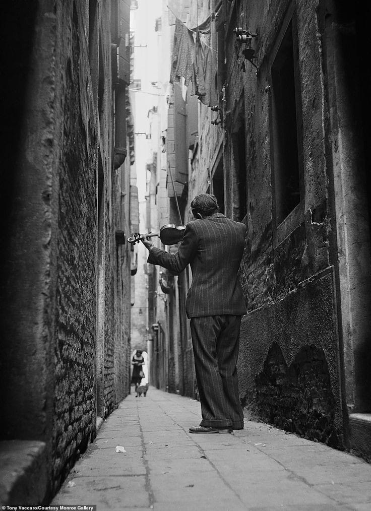 La vita è veramente molto semplice; ma noi insistiamo nel renderla complicata.

Confucio