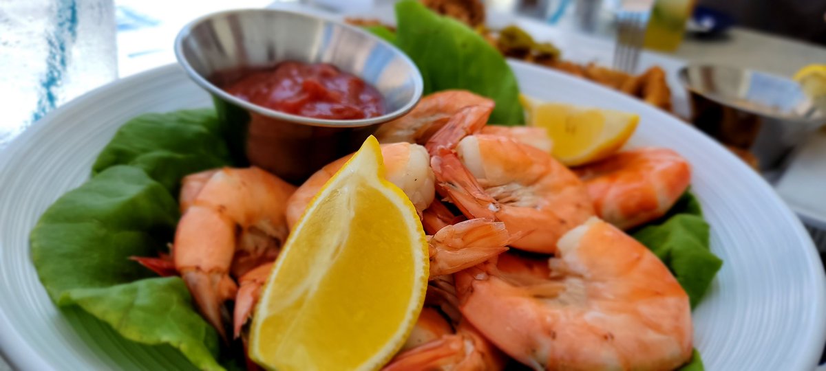 iChantha's tweet photo. Benny's on the Pier. Great cocktails and food. https://t.co/xb54IM3mm0