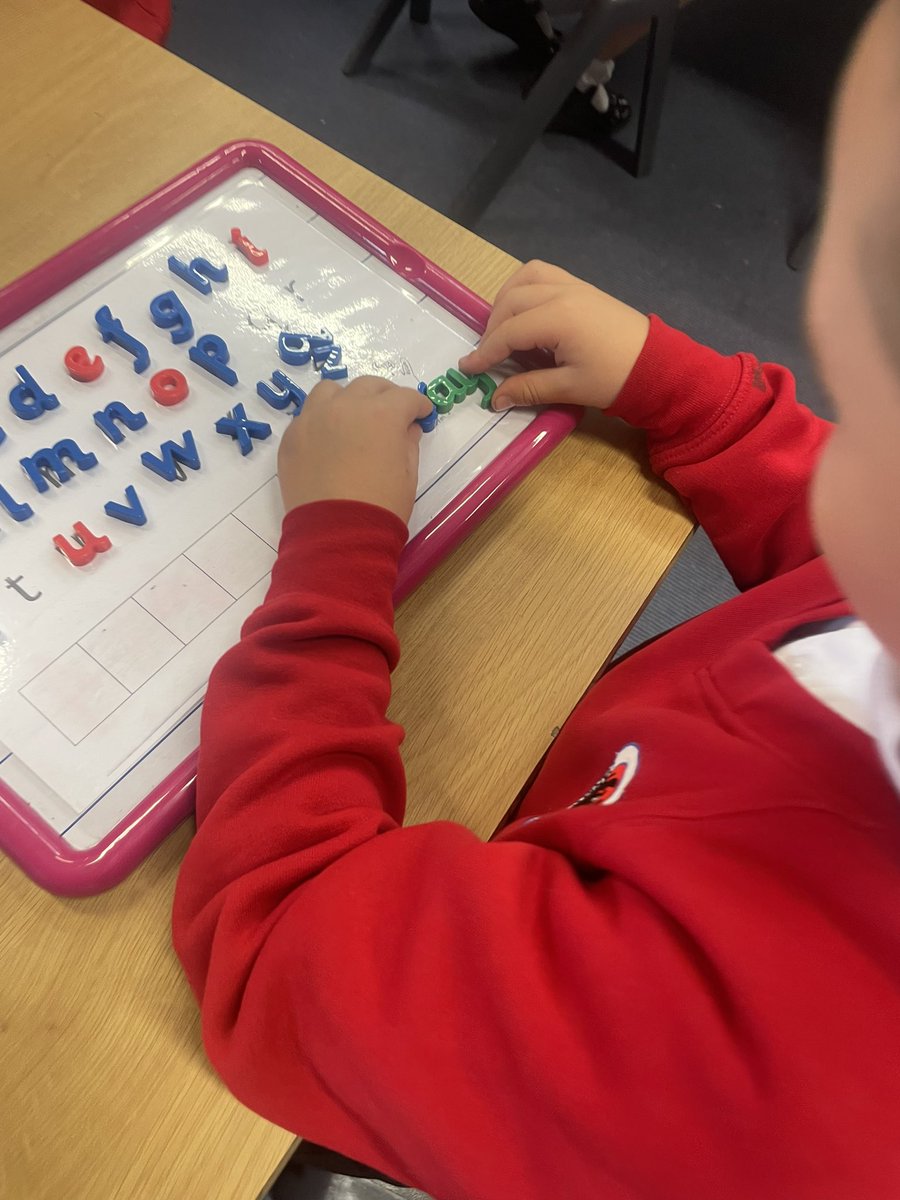 Miss_McIntosh0's tweet photo. Using our magnetic boards to spell words with our sound of the week this week 🤗✏️ https://t.co/YFG2eambLs