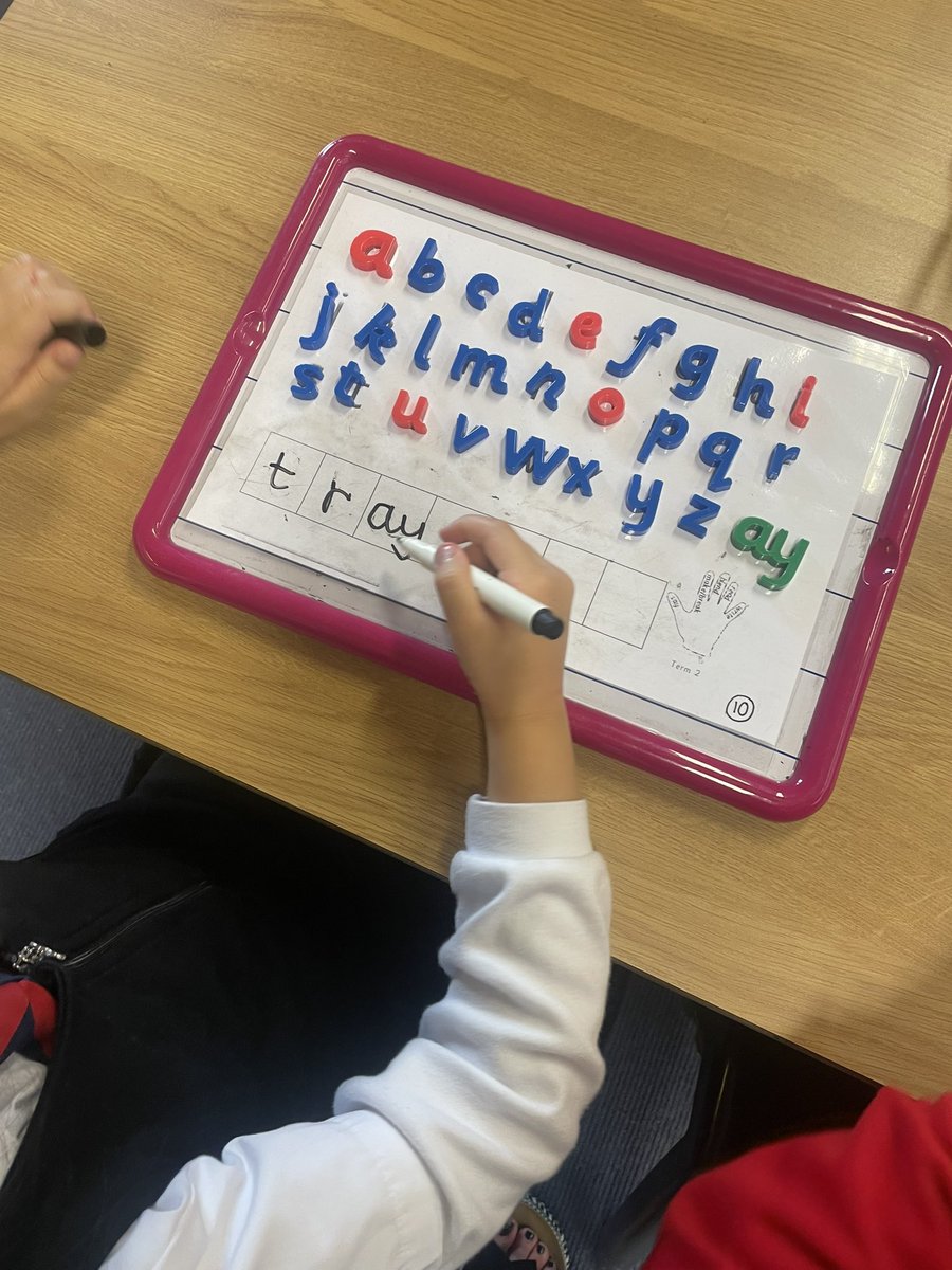 Miss_McIntosh0's tweet photo. Using our magnetic boards to spell words with our sound of the week this week 🤗✏️ https://t.co/YFG2eambLs