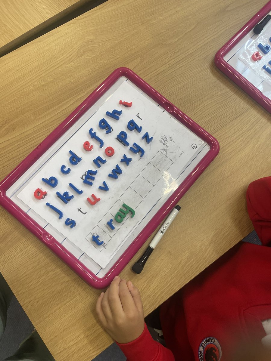 Miss_McIntosh0's tweet photo. Using our magnetic boards to spell words with our sound of the week this week 🤗✏️ https://t.co/YFG2eambLs