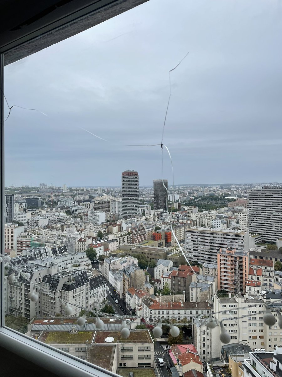 LamiaBarbot's tweet photo. 🆘 Quand tu rentres de vacances et que tu découvres que tes fenêtres (changées en février) sont fêlées/brisées et que @K_par_K te répond que « ça arrive » et te dit de pas t’inquiéter: « on revient vers vous ». J’habite au 26e étage et c’est la chambre d’un enfant les gars 🆘 https://t.co/icSbeLoESZ