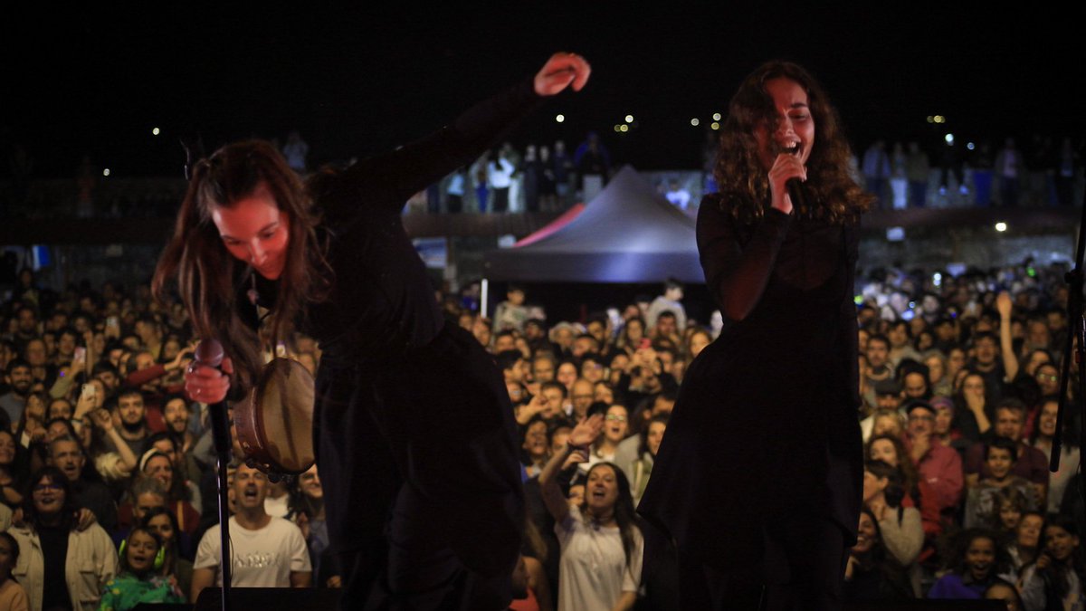 g_montenegro8's tweet photo. Obviamente, non podía perder a oportunidade de facer algunha foto ao #concertazo que deron @fillasdecassmp3 no Festival da Poesía do @scdcondado 🤍 https://t.co/F1zb5q6wkk
