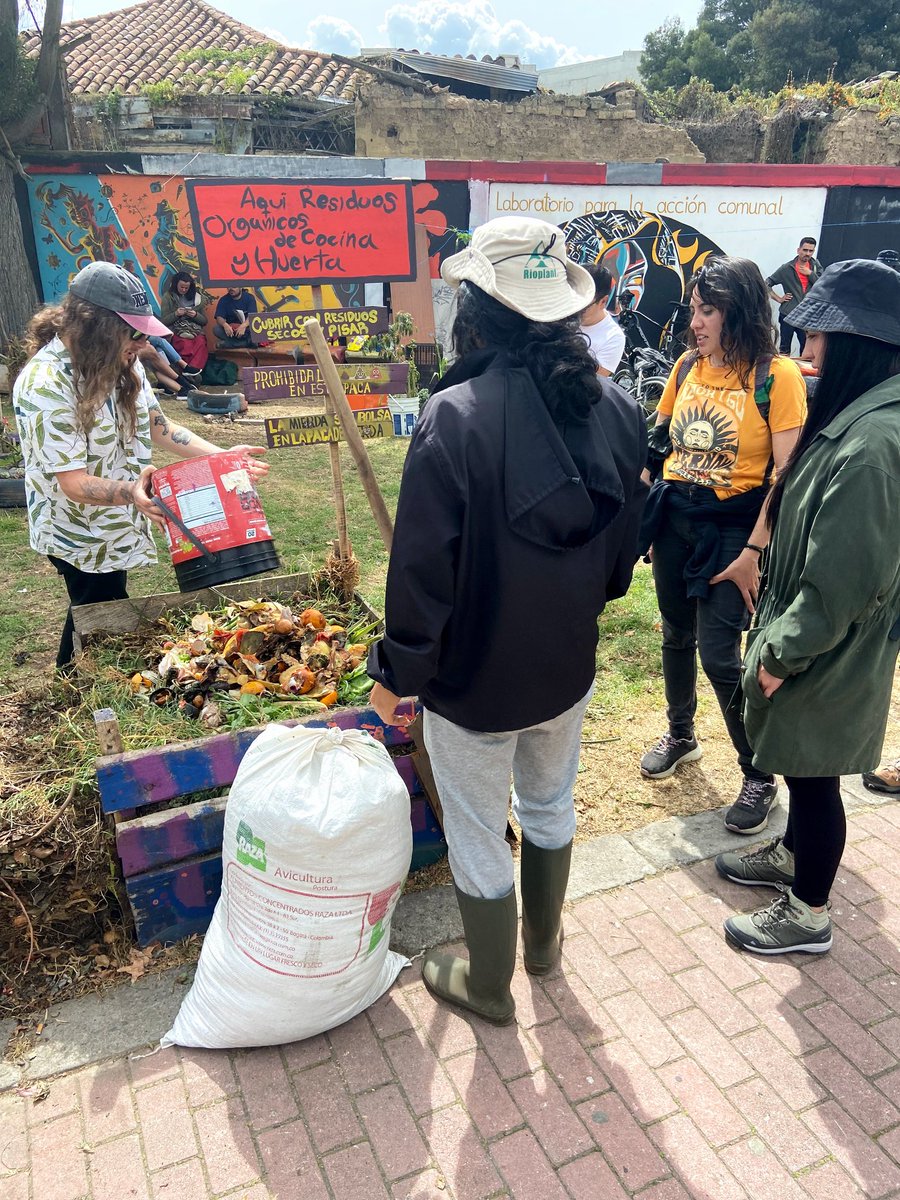 🎙️Este fin de semana dialogamos con los gestores de las pacas digestoras de la Biblioteca Municipal de #Chía 

Son un referente clave para el procesamiento de residuos orgánicos de cocina 🍠🍌 y excrementos de mascotas 💩🐕

Avanza nuestro aprendizaje, con el apoyo de Climate KIC