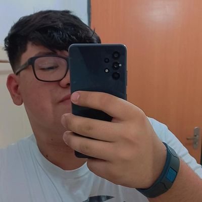 foreffy's tweet image. vcs acham que eu (primeira foto) teria chances com ele ? (segunda foto)