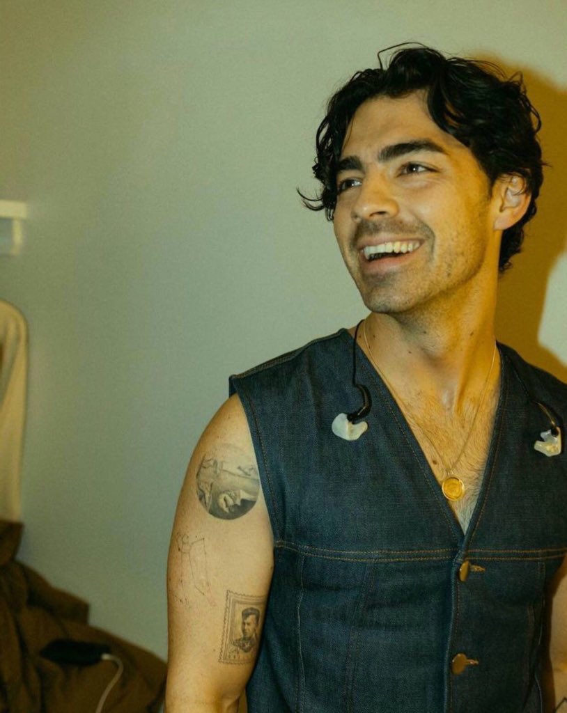 LeahEchelon's tweet photo. Protect Joe Jonas at all costs!!! https://t.co/w3uHuG2ElD