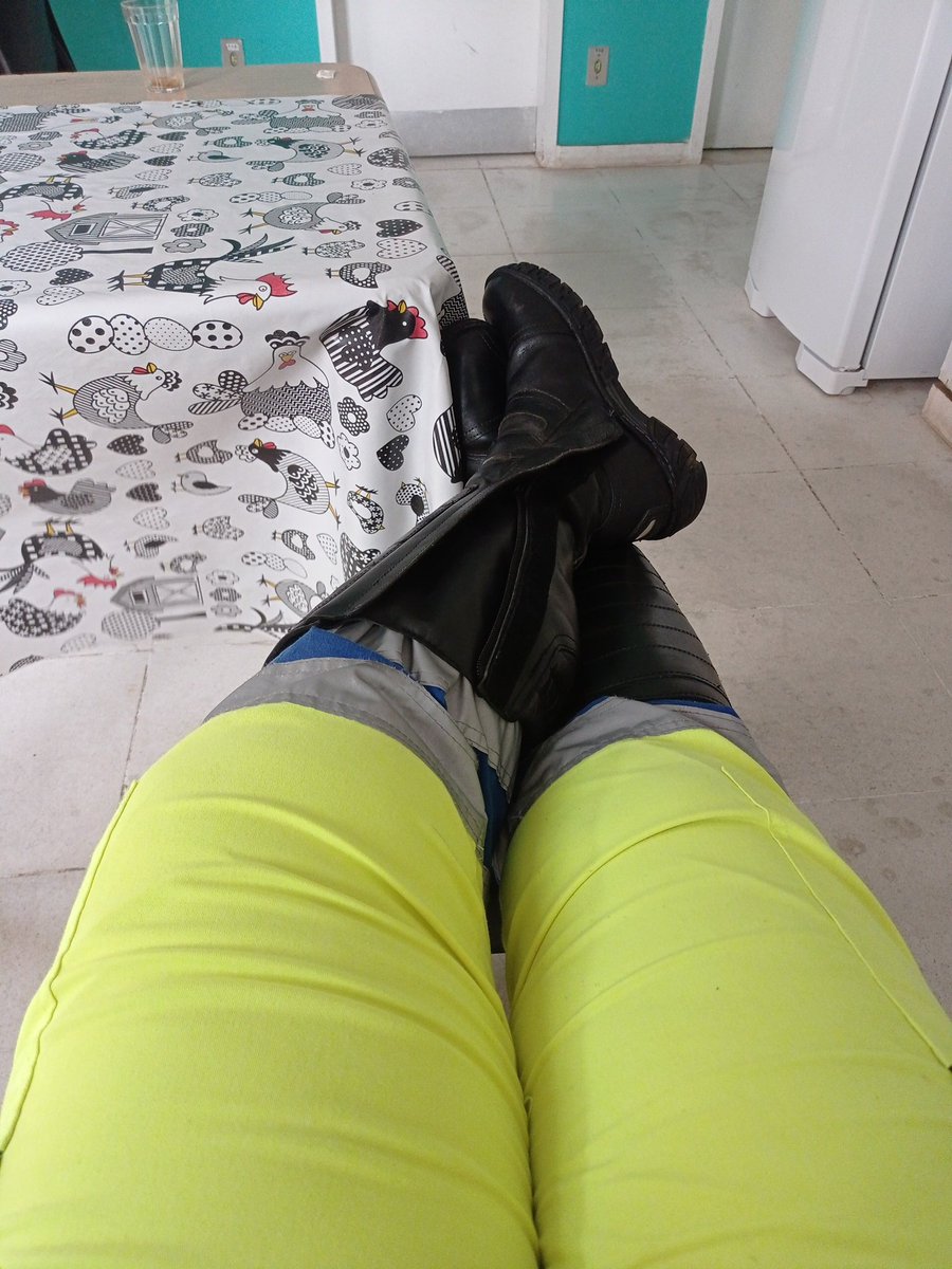 Gracekdias's tweet photo. Oh roupinha que judia, calor de 35°graus com sensação térmica de 40° , quem inventou essa roupa nunca precisará usar,certeza😓💦🫠 https://t.co/3rOif0vmqj