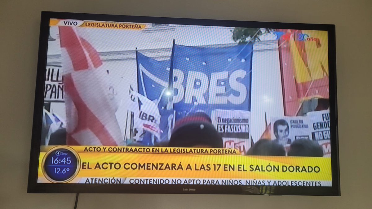 HumbertoTumini's tweet photo. Libres del Sur manifestándose hoy en repudio de los canallas de Milei y Villarruel; defensores de la Dictadura, negacionistas de sus crímenes, de las torturas, de las desapariciones y los robos de bebés acompañados del asesinato de sus madres detenidas. https://t.co/0Dtol3DM79