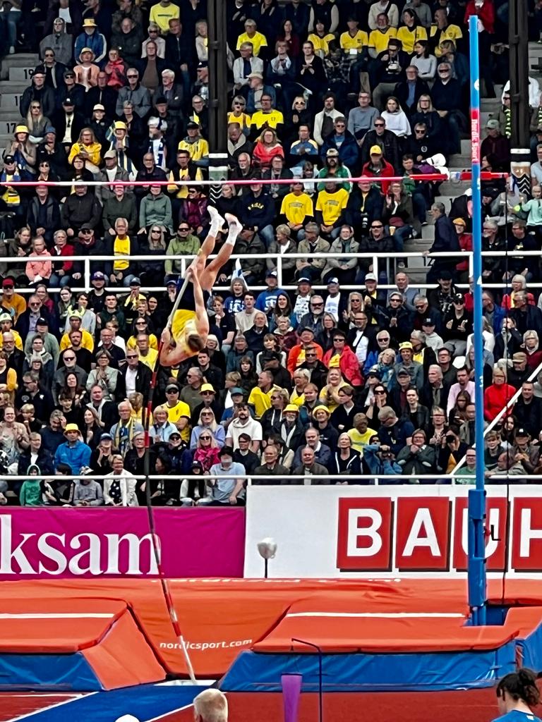 ActiveLifeFound's tweet image. Omgång 2 av Active Life Challenge vid Finnkampen 2023 avgjordes under stavhoppet. Man skulle gissa på den sammanlagda höjden av samtliga deltagares bästa resultat.  Resultatet blev 3200 cm och Tobbe Berglund vann en signerad Active Life T-shirt med sin gissning på 3204 cm.