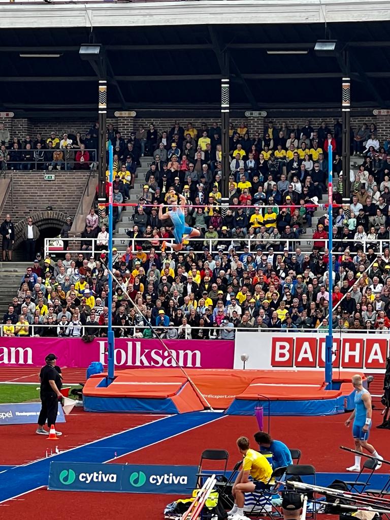 ActiveLifeFound's tweet image. Omgång 2 av Active Life Challenge vid Finnkampen 2023 avgjordes under stavhoppet. Man skulle gissa på den sammanlagda höjden av samtliga deltagares bästa resultat.  Resultatet blev 3200 cm och Tobbe Berglund vann en signerad Active Life T-shirt med sin gissning på 3204 cm.