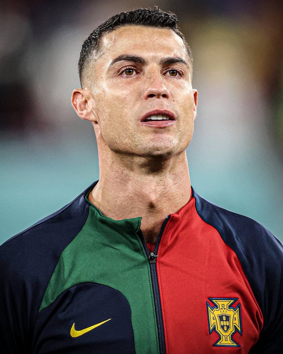 Cristiano acaba de admitir que no cambiaría sus 5 Champions Leagues por 1 mundial.

Imagina cambiar ser el jugador más determinante de la competición más difícil en la historia del fútbol, por un mundial robado.

Mi GOAT está cada día más basado. 🐐