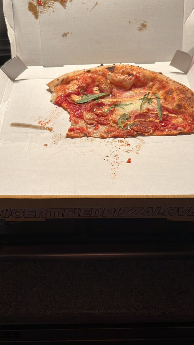 DomanPipe's tweet photo. @bigmammagroup any reason why when I gave half a pizza to the server to box up for takeaway I seem to be missing a third when I get it home!?!? https://t.co/dFQglWEmoK