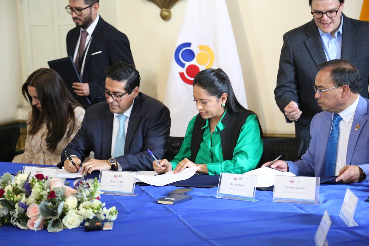 congope_ec's tweet photo. ✍🏽 #CONVENIO | En el Palacio de la Circasiana en Quito, suscribimos el Convenio para la conformación del Clúster Académico Productivo del Ecuador, entre @CongopeEcuador, @ces_ec, @AMEcuador, #Asesec, y el @CeEcuatoriano. https://t.co/vhEe03Onj0