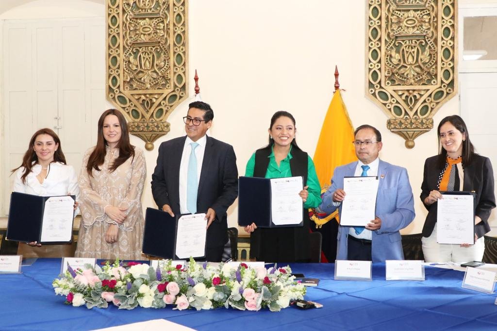 congope_ec's tweet photo. ✍🏽 #CONVENIO | En el Palacio de la Circasiana en Quito, suscribimos el Convenio para la conformación del Clúster Académico Productivo del Ecuador, entre @CongopeEcuador, @ces_ec, @AMEcuador, #Asesec, y el @CeEcuatoriano. https://t.co/vhEe03Onj0