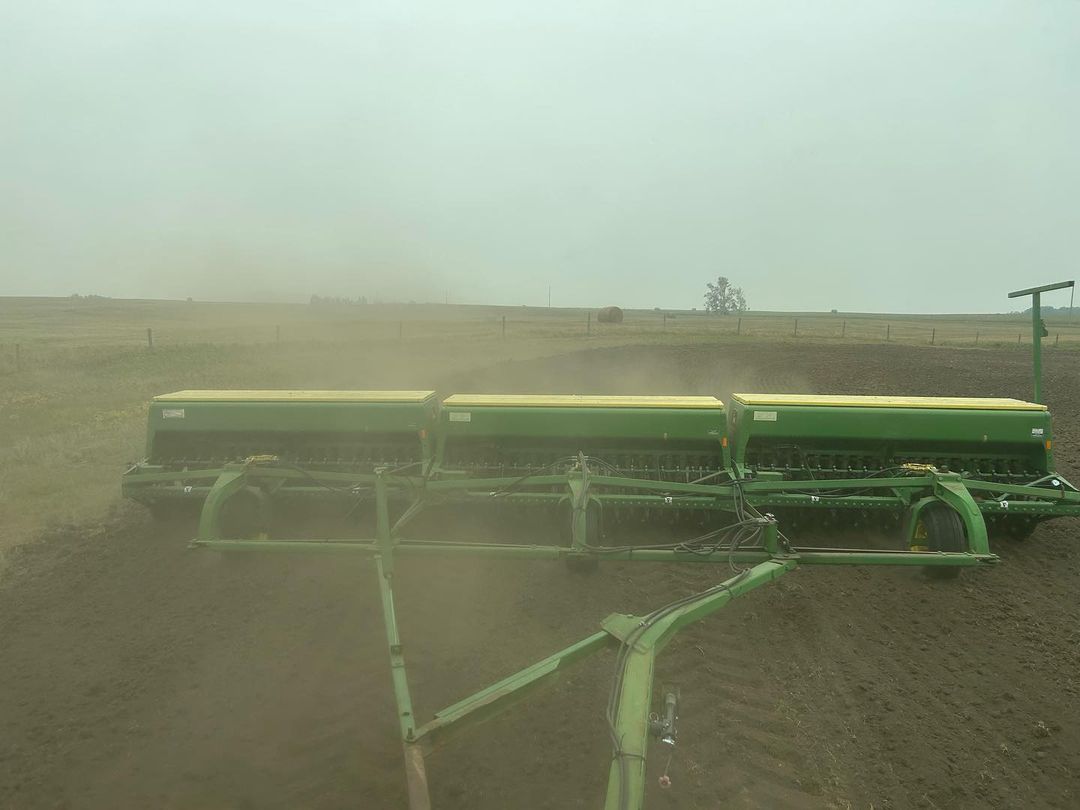 RobSomerville1's tweet image. Today @Stuthefarmer is seeding our fall rye. Doing it old school with the John Deere box double disk drills. We are using the disk drills because we think they are good at shallow seeding. No technology here. Actual seeding rates require good guesses and a calculator. #RainNeeded