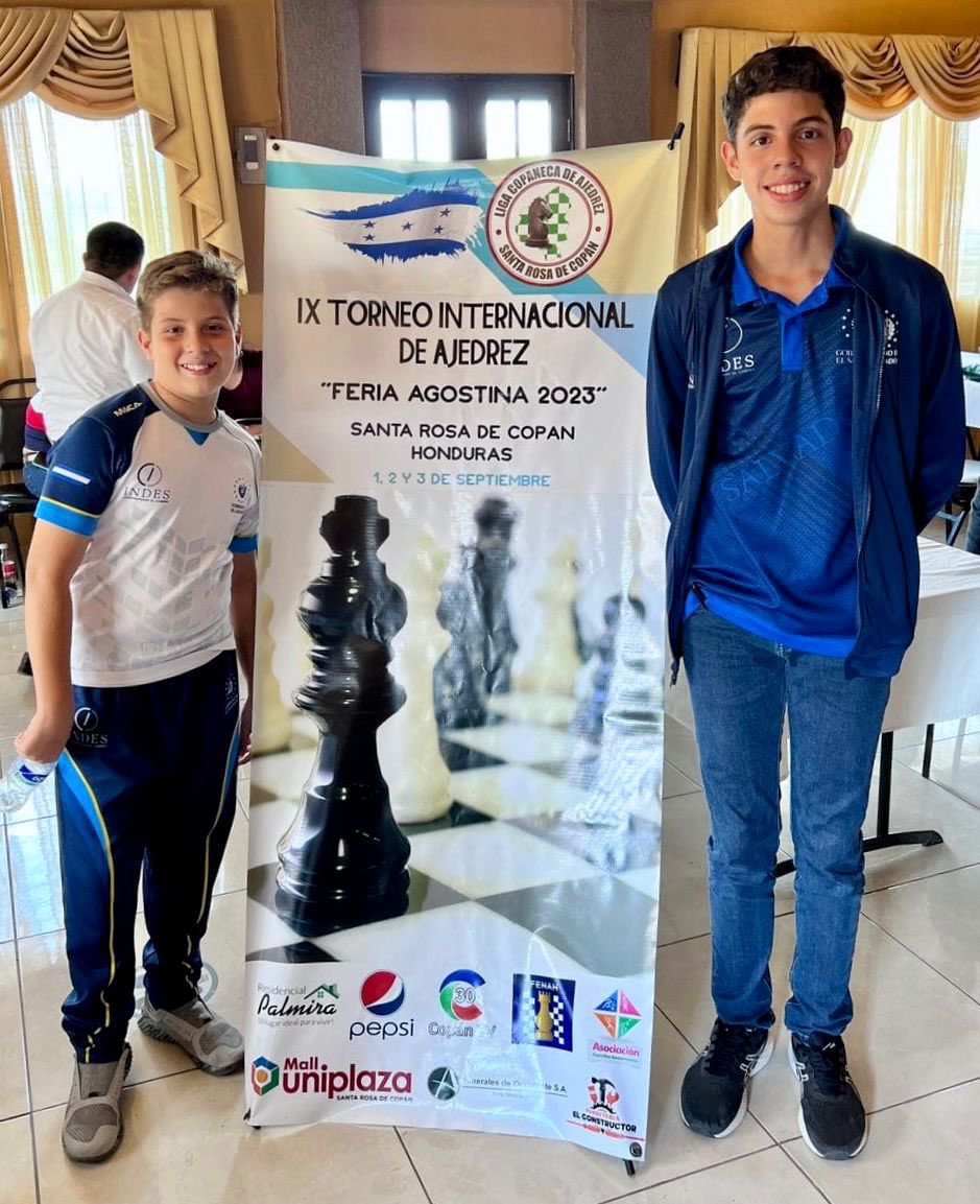 indeselsalvador's tweet photo. ♟️🇸🇻

El ajedrecista Santiago Guevara, de 10 años, destacó en el IX Abierto Internacional de Ajedrez de Copán 2023, al finalizar invicto y empatado en el primer lugar junto a cinco Maestros FIDE. Ganó 88 puntos de elo FIDE, ascendiendo a primera categoría en El Salvador.

#ConstruyendoElCamino