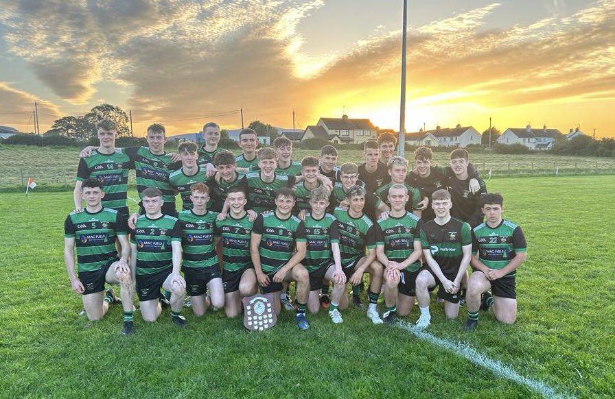 Comhghairdeas to Killeavy on their U18 Shield Final success tonite. Presentation made to the winning captain Keelan McDonnell by Daithí O’Brien. Thank you to Killean club and Armagh LGFA for hosting the game. Special mention to referee Oliver Hearty and his match officials.