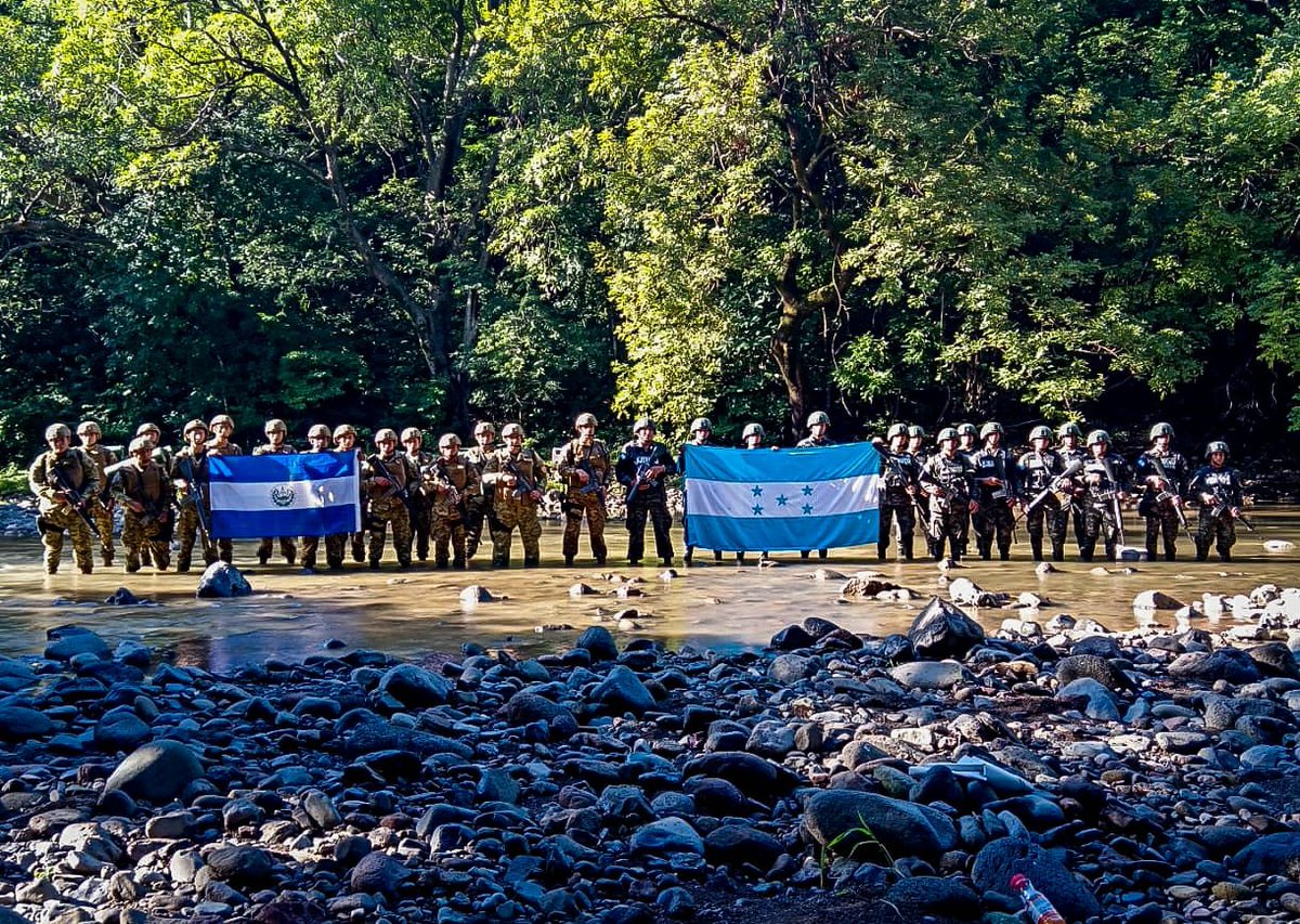 FUERZARMADASV's tweet photo. Como parte de las acciones conjuntas en materia de seguridad, nuestros soldados junto a las @FFAAHN, realizan patrullajes binacionales, a fin de brindar tranquilidad en la zona fronteriza entre nuestro país  y Honduras. https://t.co/jaBbCVaqs9