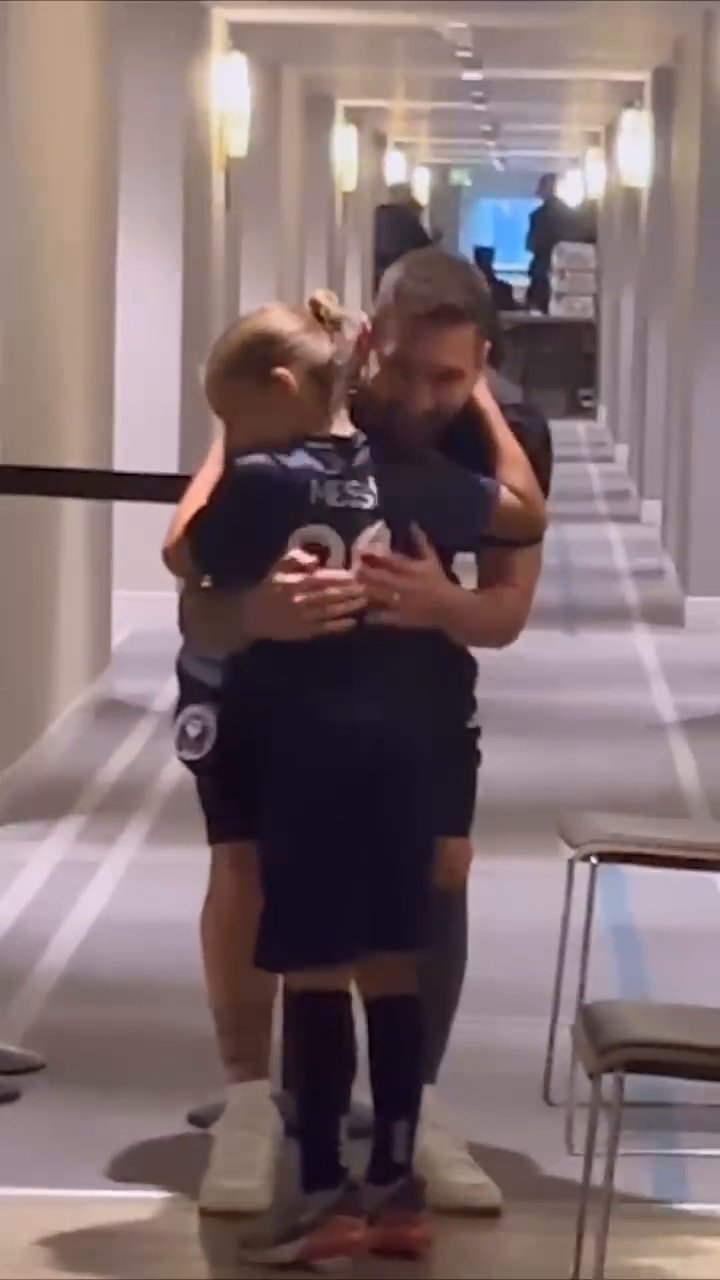 ESPN FC on X: "Wesley Sneijder's child meeting Lionel Messi is the most wholesome video you'll see today 🥹❤️ (via yolanthecabau/IG) https://t.co/P6FVLXv2GB" / X