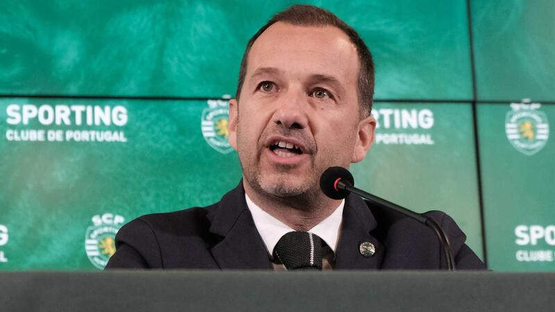 CabineSport's tweet photo. Comunicado do Sporting sobre o Porto-Arouca onde lamenta "chacota internacional" e fala em "3 simulações inexistentes" ⬇️🚨

"O Sporting Clube de Portugal emite este comunicado em nome da urgência de acção necessária para a recuperação da imagem do futebol português.

Os caricatos contornos que o jogo de ontem entre FC Porto e FC Arouca  atingiu, empurraram o futebol português para uma chacota internacional  que não merece, e à qual acresce a agravante de terem por base um  comportamento recorrente, por parte de actores recorrentes, num papel repetitivo.

Apesar da inegável qualidade técnica dos jogadores intervenientes, assistimos, jogo após jogo, ao mesmo modus operandi de sempre.

Ontem, em período de descontos, todos tiveram a oportunidade de constatar três simulações de faltas inexistentes e passíveis de provocar uma decisão errada da equipa de arbitragem.

É um comportamento antidesportivo que evidencia uma total falta de respeito pelos árbitros e restantes jogadores.

Comportamento que tem de ser sancionado de imediato, conforme  determinado nos regulamentos e nas Leis do Jogo, e que não pode  subsistir numa competição sã. 

Perante as imagens dos lances em questão, não duvidamos que um jogador  deveria ter sido expulso por acumulação de amarelos neste jogo, tal como  deveria ter sido expulso em muitos outros em que faz o mesmo.

Sofrem as equipas de arbitragem. Sofre a credibilização do futebol português, tornando impossível a valorização de mesmo.

É também urgente escrutinar ao ínfimo detalhe o porquê de uma falha de  corrente eléctrica no VAR num período tão crucial para o desfecho do  jogo.

Para evitar que os árbitros sejam negativamente influenciados por um clima de pressão e intimidação que não pode ser normalizado, que  restantes jogadores, equipas técnicas, e dirigentes criam de forma reincidente jogo após jogo, ano após ano, é necessário punir devida e seriamente estes comportamentos.

É a única forma de proteger os árbitros e a arbitragem.

O Sporting CP optará sempre por defender a integridade do jogo, lutando  pelo fim de todos e quaisquer comportamentos que não contribuam para  facilitar o cumprimento das regras dentro de campo. 

É a nossa forma de estar e viver o desporto. Deveria ser a de todos.

Ficámos sozinhos quando apresentámos a proposta de divulgação dos áudios do VAR. E ficou o futebol português sozinho num caminho que já foi  seguido por outros países com comprovado sucesso.

É por isso com enorme satisfação que felicitamos a decisão anunciada  hoje pelo Conselho de Arbitragem de, finalmente, divulgar as  comunicações mensalmente. Esperamos que no futuro sejam em tempo real como no rugby.

E é com igual anseio que aguardamos os avanços da nossa proposta da criação de um órgão independente de arbitragem. 

Apelamos a todos os aqueles que no mesmo se revejam, que se unam pelo mesmo desígnio.

Para que o mal triunfe basta que os bons fiquem de braços cruzados."