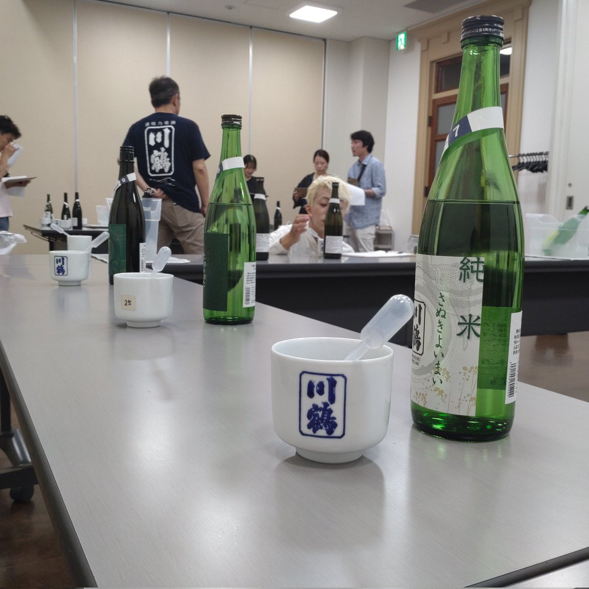 hatena2014's tweet photo. 【呑み切り会】⁡
⁡⁡
⁡「#呑み切り」担当オサムです。⁡
⁡⁡
⁡昨日はスタッフ翔太と一緒に「呑み切り」なるものに初めての参加。
⁡
⁡貴重な体験をありがとうございました！⁡

⁡「#川鶴」のお酒は、はてちゃで常時販売中です。⁡
⁡⁡
⁡#高槻市
⁡#はてなのちゃわん https://t.co/YLRJ4DFyQl