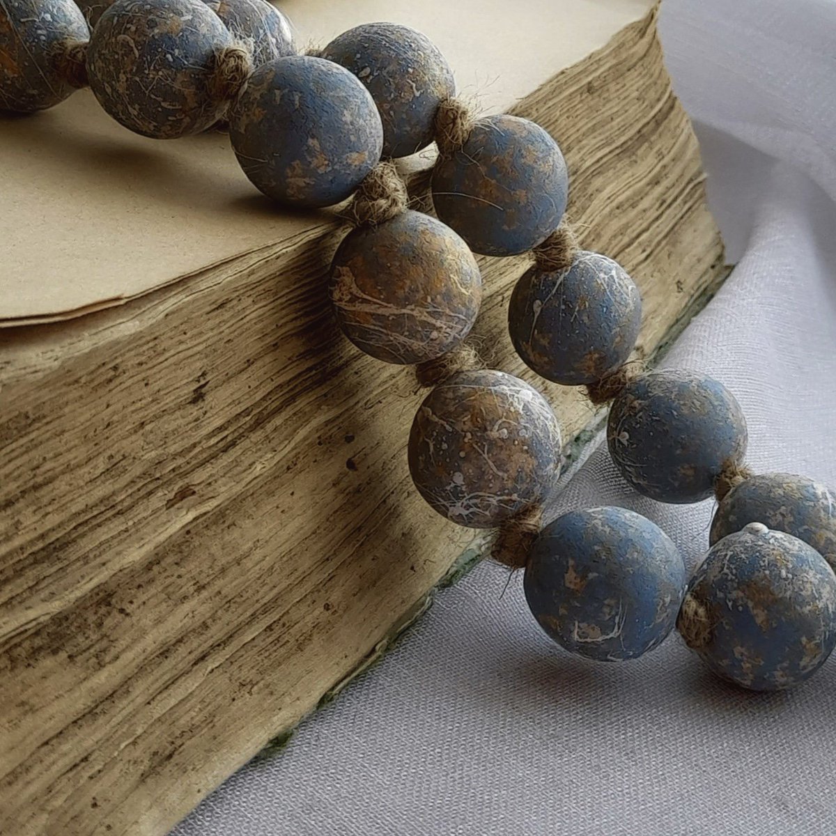 NattLaby's tweet photo. 🌿✨ The wooden garland is the perfect decor item to elevate your bookshelf game. 📖🎉
#BookshelfDecor #WoodenGarland #CozyHomeVibes #BookshelfStyling #BookLoversCorner #RusticCharm
https://t.co/p1KZJIJXLo https://t.co/mXpeVuSuVN