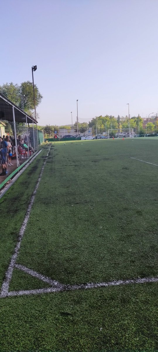 irenegp83's tweet photo. @AytoAlcalaH lamentable estado de los campos municipales del recinto ferial. Llevamos mucho tiempo para que se cambie el campo, y hasta que no pase una tragedia con un niño no se cambiará?? https://t.co/t817m0ePy0