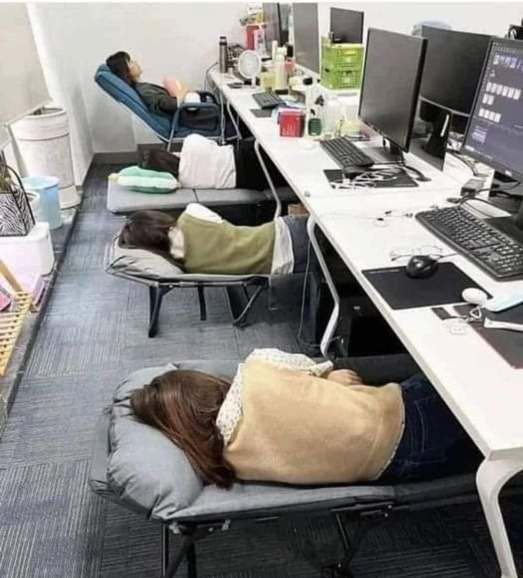 yusuke_sns1201's tweet photo. 「ブラック企業」か「ホワイト企業」

どっちに見えますか？ https://t.co/XuSXGxOWgV