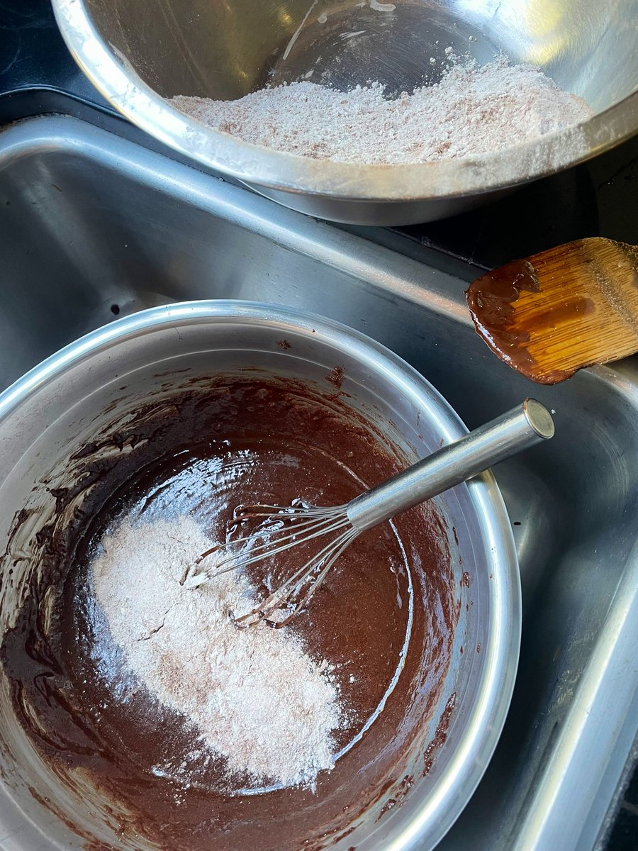 iraimavivast's tweet photo. Yo hago la receta doble, pueden hacer la mitad (si lo desean)
Poner en un bowl mediano a baño de María 
1 taza de mantequilla sin sal y 3 tazas de chocolate chips 

En otro bowl mediano cernir 
1 -1/2 taza de harina 
5 cdas de cacao en polvo sin azúcar 
1 cdta de sal
Cuando se derrita el chocolate y la mantequilla a baño de María mezclamos bien y le agregamos 
3 tazas de azúcar (mezclamos bien)
6 huevos uno a uno (mezclamos bien)
2 1/2 cdta de vainilla
Vamos agregando por partes la mezcla de harina y 1 taza de chocolate chips al bowl del chocolate derretido y revolvemos bien por medio minuto aprox 
Metemos al horno a 350° x 35 minutos (yo lo horneé por 38’) 
Esperar que esté completamente frío para cortarlo (yo nunca tengo el tiempo para esperar tanto y por eso no quedan los cortes perfectos a veces)