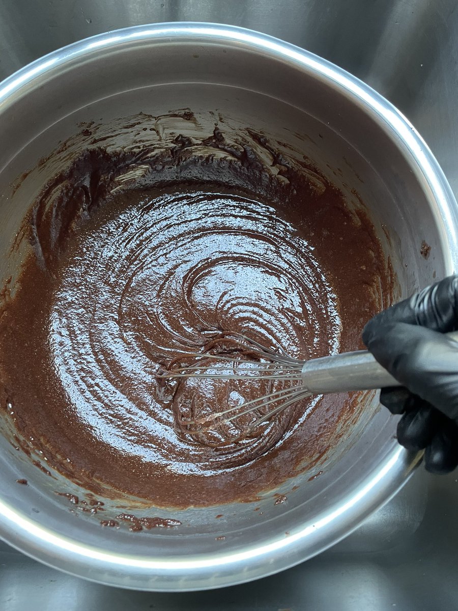 iraimavivast's tweet photo. Yo hago la receta doble, pueden hacer la mitad (si lo desean)
Poner en un bowl mediano a baño de María 
1 taza de mantequilla sin sal y 3 tazas de chocolate chips 

En otro bowl mediano cernir 
1 -1/2 taza de harina 
5 cdas de cacao en polvo sin azúcar 
1 cdta de sal
Cuando se derrita el chocolate y la mantequilla a baño de María mezclamos bien y le agregamos 
3 tazas de azúcar (mezclamos bien)
6 huevos uno a uno (mezclamos bien)
2 1/2 cdta de vainilla
Vamos agregando por partes la mezcla de harina y 1 taza de chocolate chips al bowl del chocolate derretido y revolvemos bien por medio minuto aprox 
Metemos al horno a 350° x 35 minutos (yo lo horneé por 38’) 
Esperar que esté completamente frío para cortarlo (yo nunca tengo el tiempo para esperar tanto y por eso no quedan los cortes perfectos a veces)