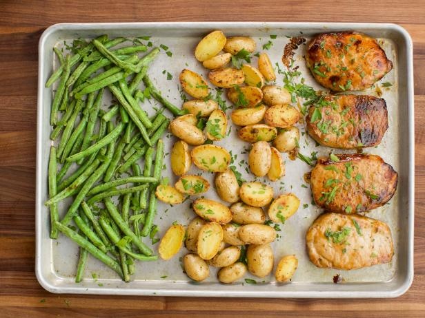MindyAumann's tweet photo. Who doesn't love a sheet pan meal? Bonus: easy cleanup! Llooks like I need to try the Ranch Pork Chop Sheet Pan Supper from Ree Drummond! <3 https://t.co/G9tNVqv189 https://t.co/4rTKsBg0pC