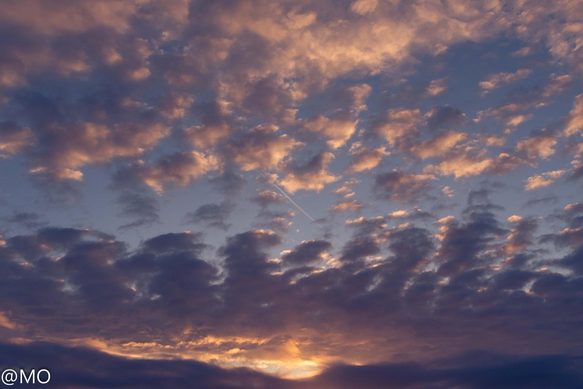 alysinix's tweet photo. Skies to heaven and hell https://t.co/NX0PU23Vr5