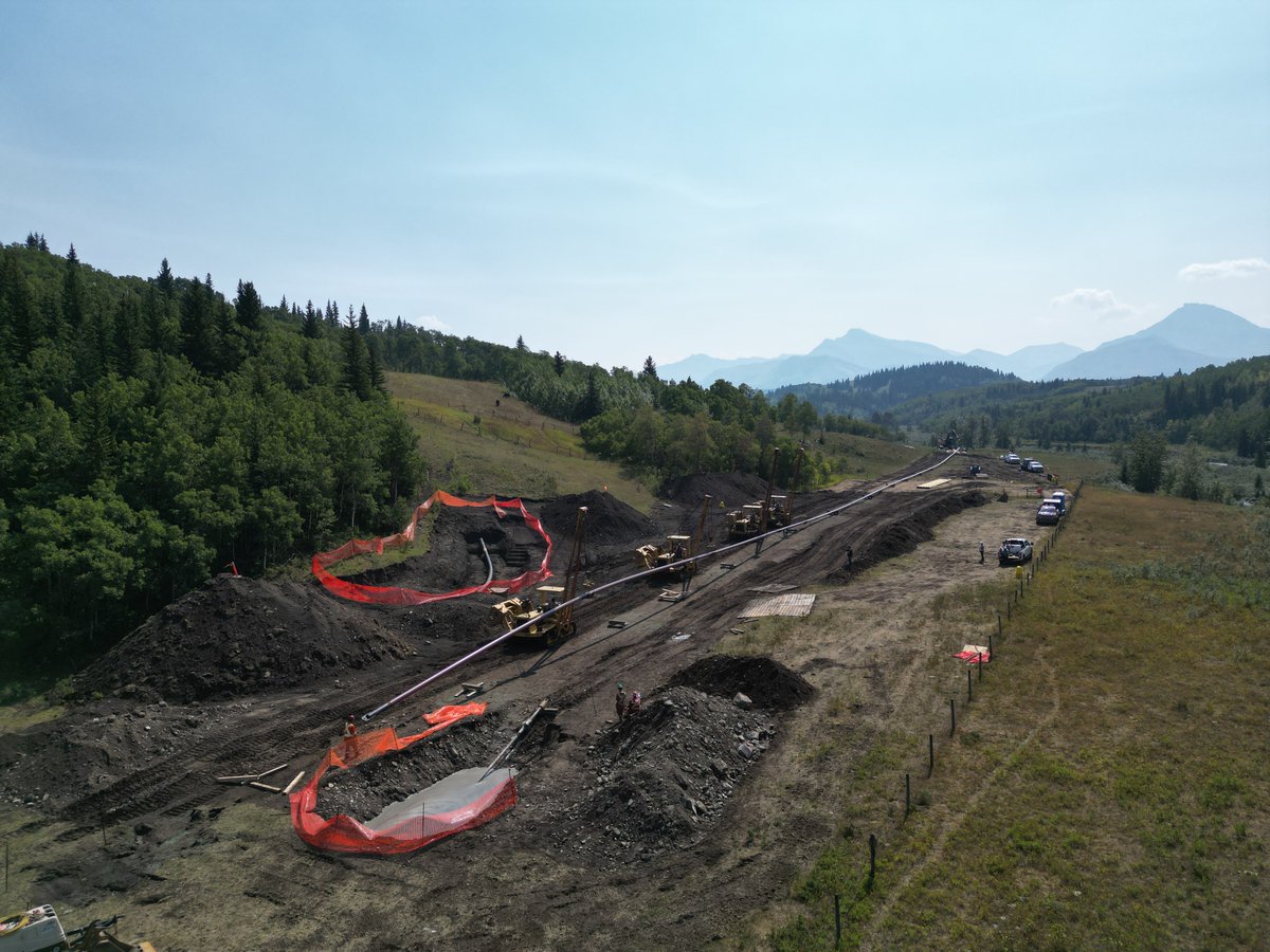 BlueFoxEng's tweet photo. Great photo by the project teams! Another pipeline drag section ready for pullback.

#trenchless
#bluefoxeng
#HDD
#construction
#engineering
#energy
#pipelines
#mountains
#alberta https://t.co/r8E7q5dEma