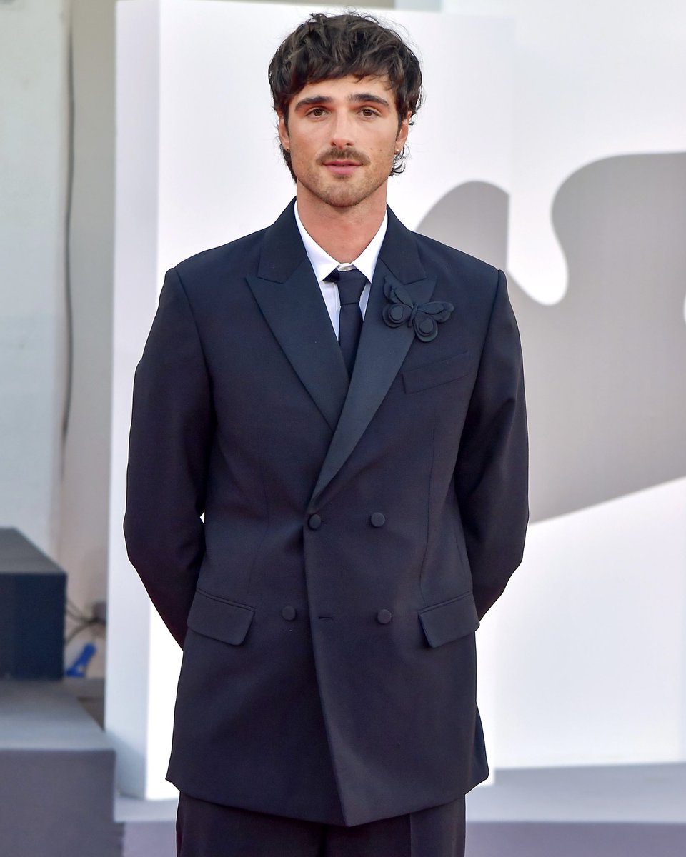 MaisonValentino's tweet photo. #JacobElordi opts for Valentino at the #VeniceFilmFestival2023

To the premiere of “Priscilla”, the actor was seen in a Valentino Tuxedo designed especially for him by #PierpaoloPiccioli along with the #ValenTie and #VALENTINOGARAVANI shoes.

#Venezia80 https://t.co/UvqRPfvtHs