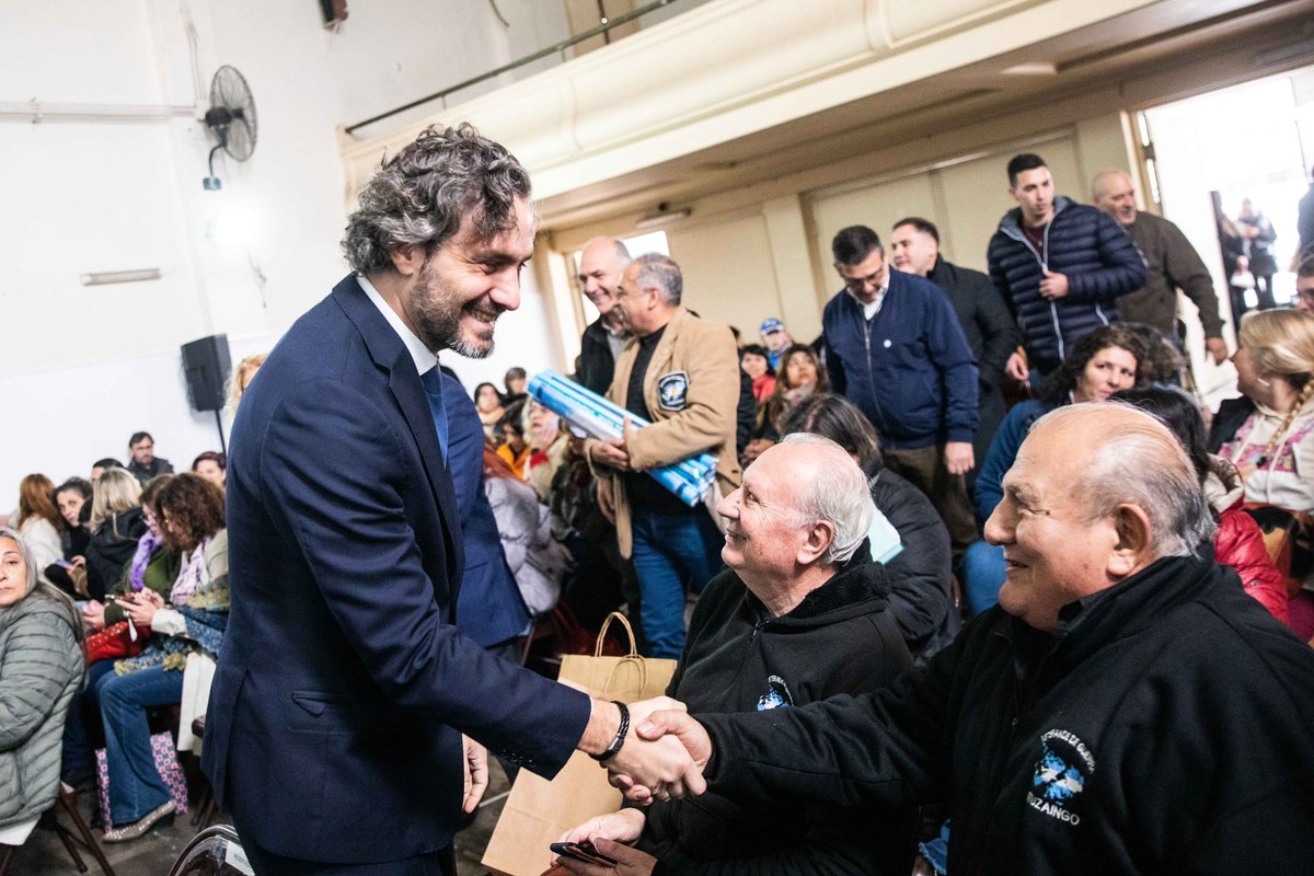 SantiagoCafiero's tweet photo. En Ituzaingó con @AlbertoDescalzo entregamos mapas bicontinentales a escuelas y homenajeamos a veteranos de Malvinas.

En sus testimonios está el disparador para generar memoria y discutir soberanía. https://t.co/XbEwYzQBn7