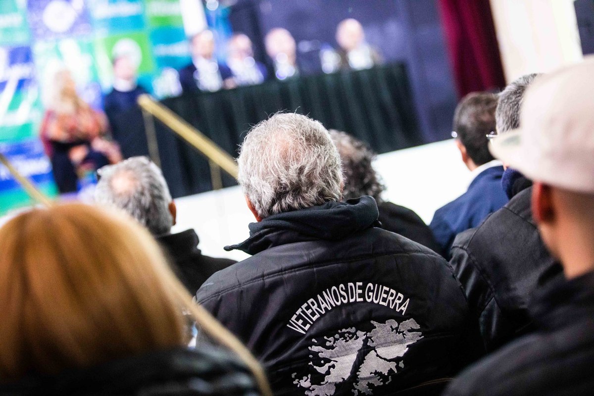 SantiagoCafiero's tweet photo. En Ituzaingó con @AlbertoDescalzo entregamos mapas bicontinentales a escuelas y homenajeamos a veteranos de Malvinas.

En sus testimonios está el disparador para generar memoria y discutir soberanía. https://t.co/XbEwYzQBn7