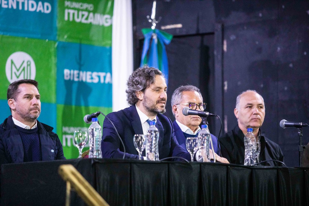 SantiagoCafiero's tweet photo. En Ituzaingó con @AlbertoDescalzo entregamos mapas bicontinentales a escuelas y homenajeamos a veteranos de Malvinas.

En sus testimonios está el disparador para generar memoria y discutir soberanía. https://t.co/XbEwYzQBn7