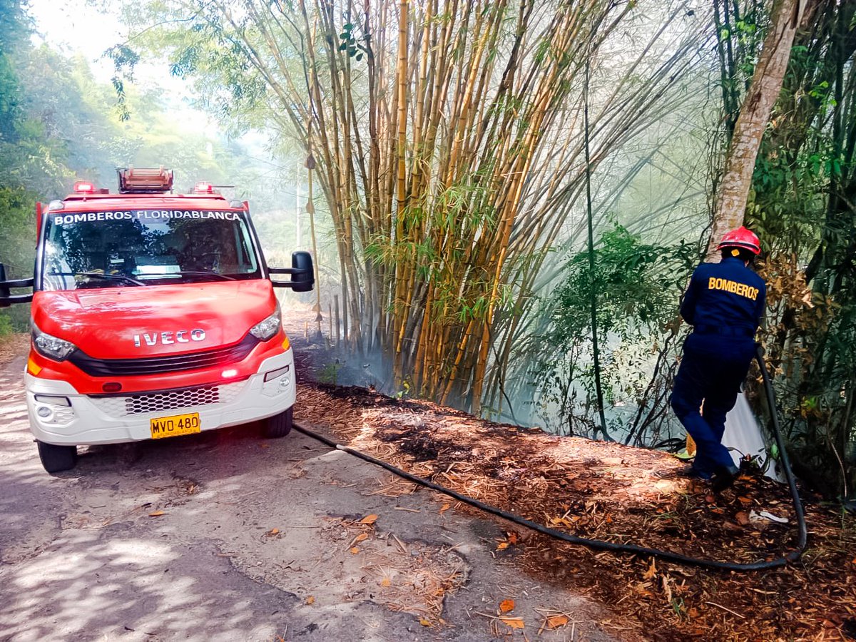 floridabomberos's tweet image. Este #lunes, #unidadesbomberiles lograron #controlar un #incendio de #coberturavegetal en la #vía del #antiguo #Clubtiro, sobre la #autopista #Floridablanca - #Piedecuesta. 

Ante la rápida atención del #CBVF, las #llamas solo #consumieron aproximadamente 40 mts.² de #vegetación.